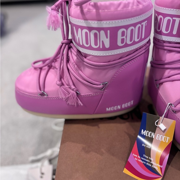 Women’s Moon Boots Vibrant Pink Winter Boots - Picture 4 of 10